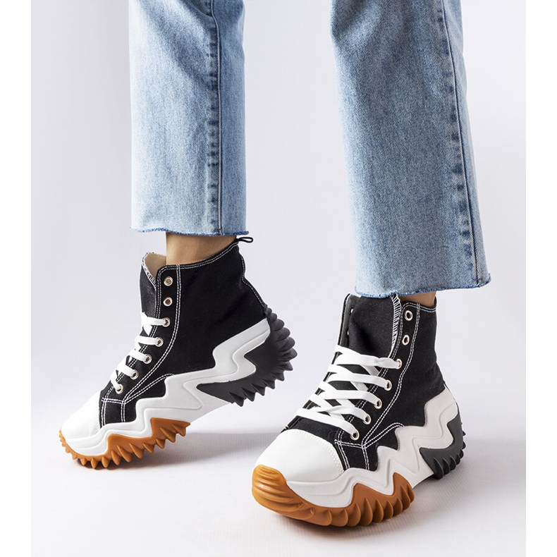 Schwarze Sneaker mit dicker Sohle von Toro 1