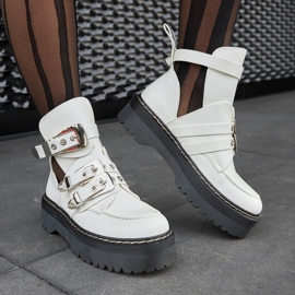 Weiße Stiefeletten auf der Lograto-Plattform 1