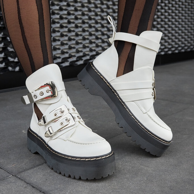 Weiße Stiefeletten auf der Lograto-Plattform 1