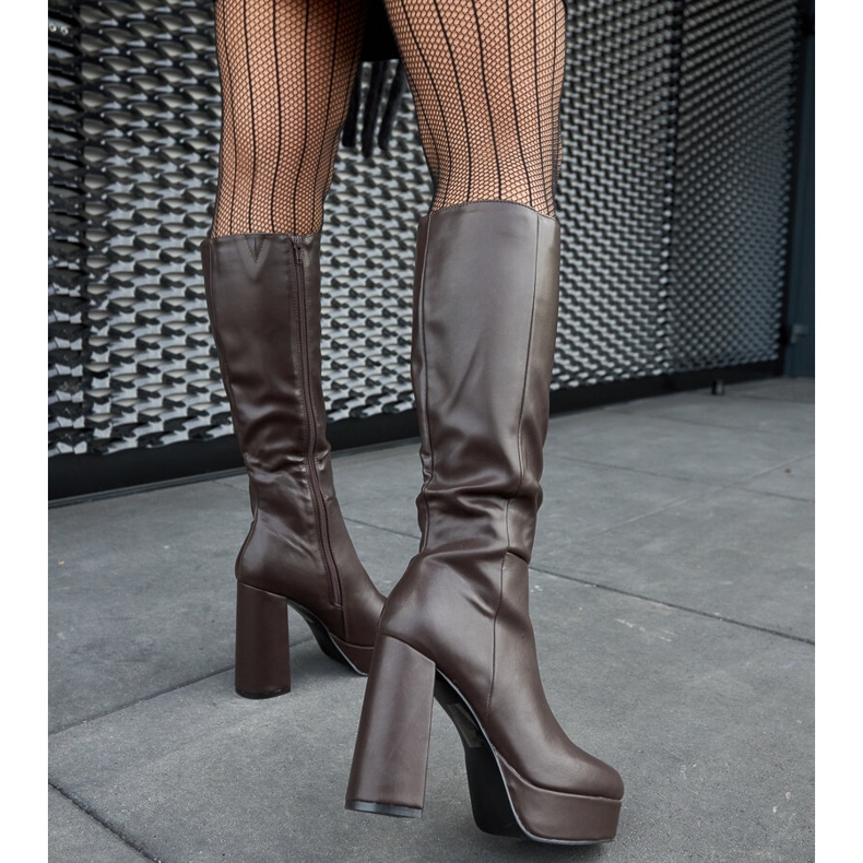 Braune Stiefel mit Plateau und Absatz von Zoccorino 1