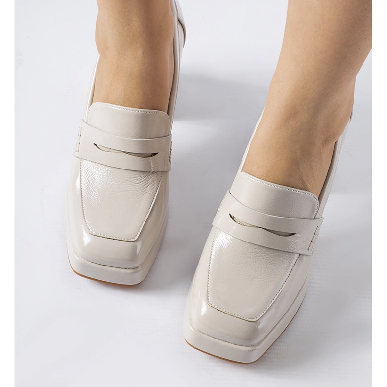 Graue Lackpumps mit West-Absatz 1