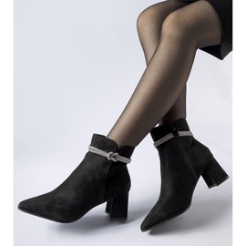 Schwarze, isolierte Stiefeletten von Alba 1