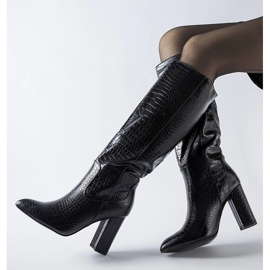 Schwarze Stiefel mit Facino-Prägung an der Ferse 1