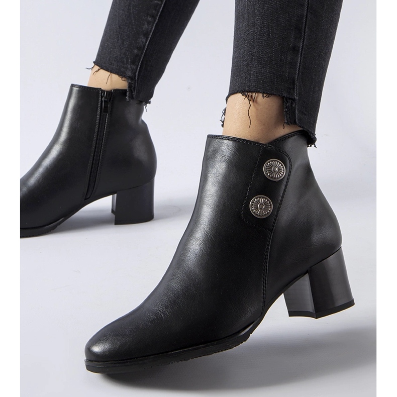 Schwarze isolierte Stiefel mit niedrigem Absatz von Guido 1