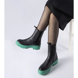 Schwarze Stiefel auf grüner Sohle 1