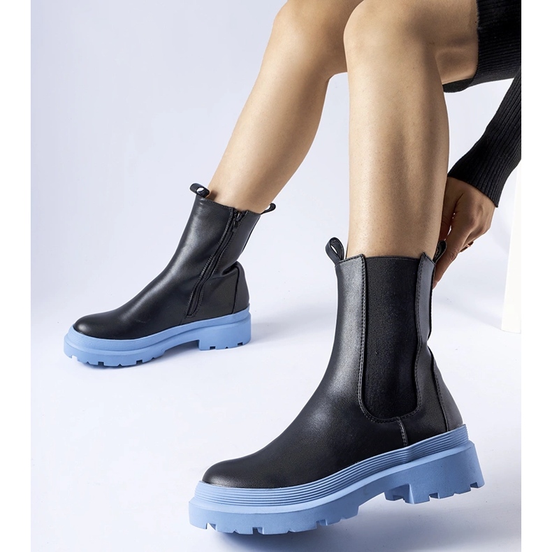 Schwarze Georgette-Schuhe mit blauer Sohle 1