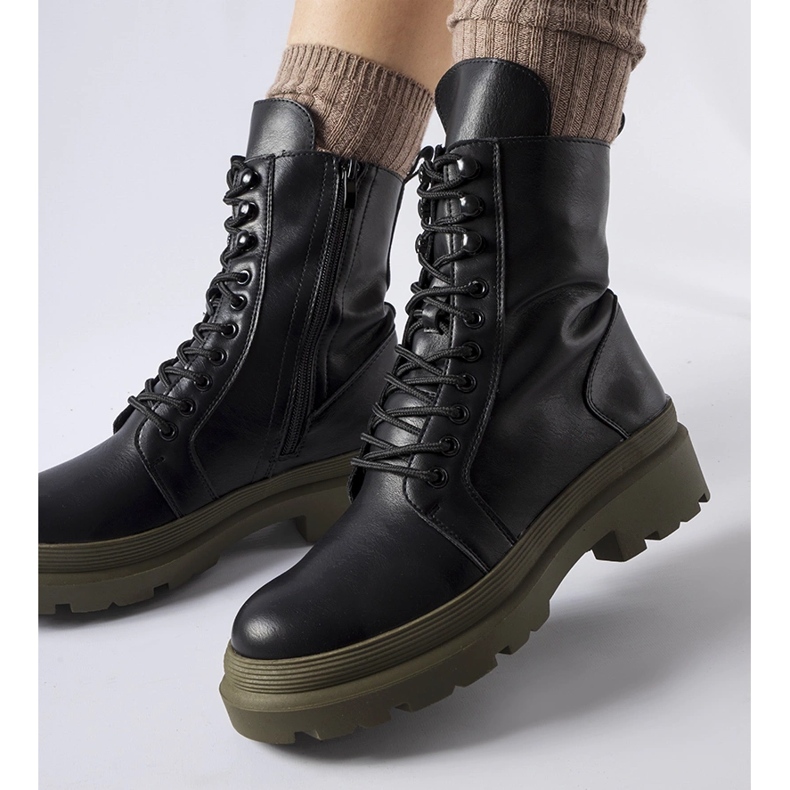 Schwarze Sneaker mit bunter Quennie-Sohle 1