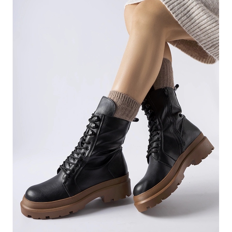 Schwarze Sneaker mit bunter Quennie-Sohle 1