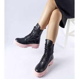 Schwarze Sneaker mit bunter Quennie-Sohle 1