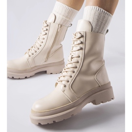 Beigefarbene flache Stiefel mit Zacharie-Protektor 1