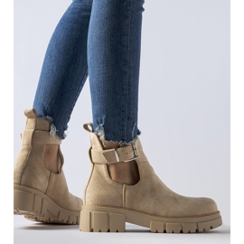 Beigefarbene Stiefeletten mit dekorativer Sarrazin-Schließe 1