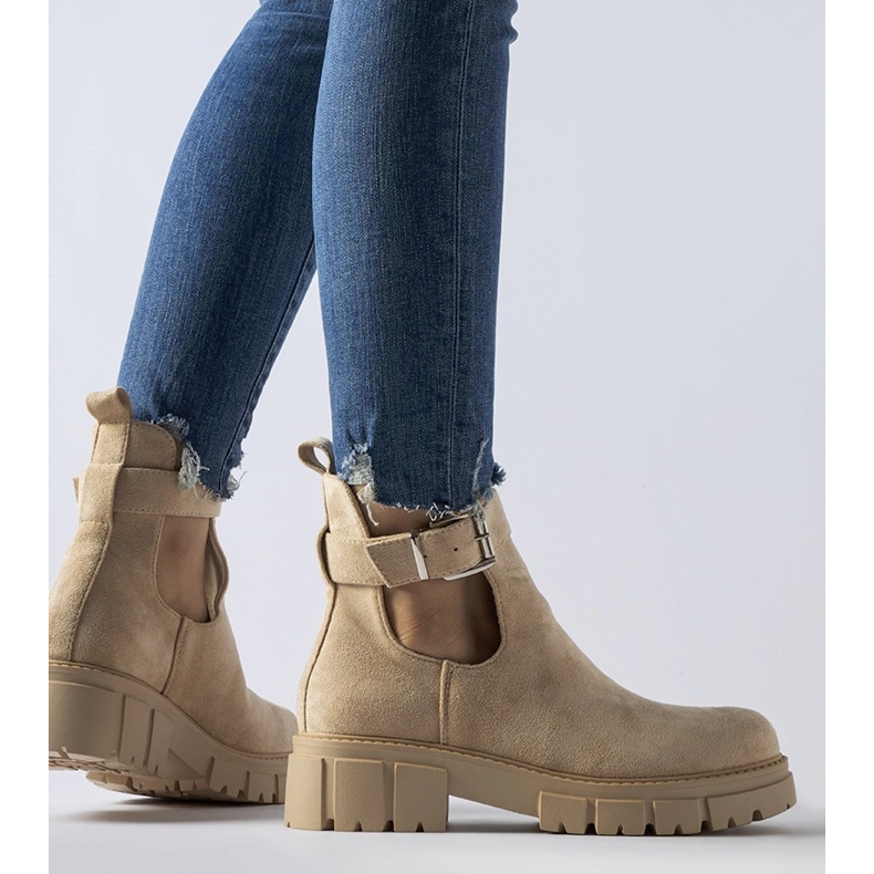 Beigefarbene Stiefeletten mit dekorativer Sarrazin-Schließe 1