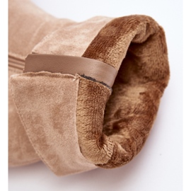 Beigefarbene, isolierte Shavy-Damenstiefel mit gerafftem Obermaterial und hohem Absatz 1