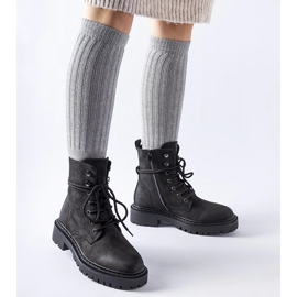 Schwarze flache Stiefel mit Brattle-Schutz 1