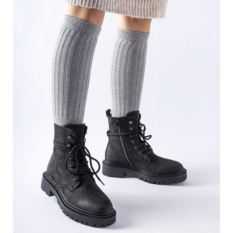 Schwarze flache Stiefel mit Brattle-Schutz 1