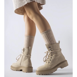 Beigefarbene flache Stiefel mit Brattle-Schutz 1