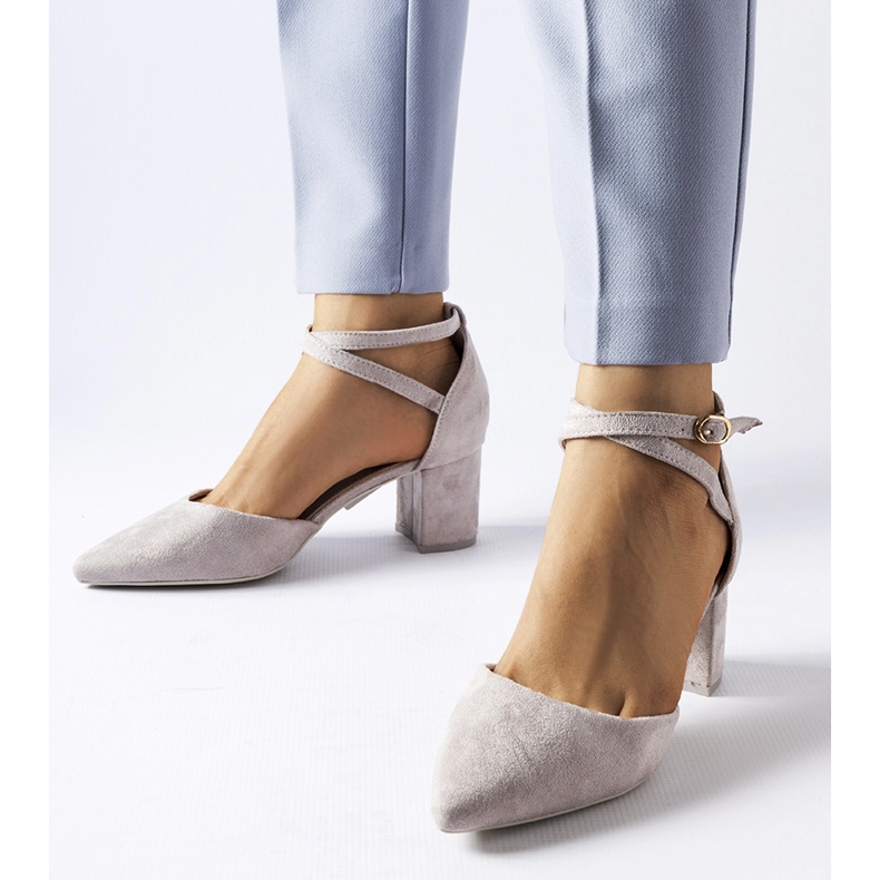 Graue Pumps mit niedrigem Absatz von Florina 1