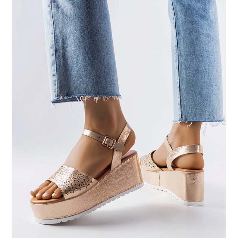 Goldene, durchbrochene Plateausandalen von Stockton 1