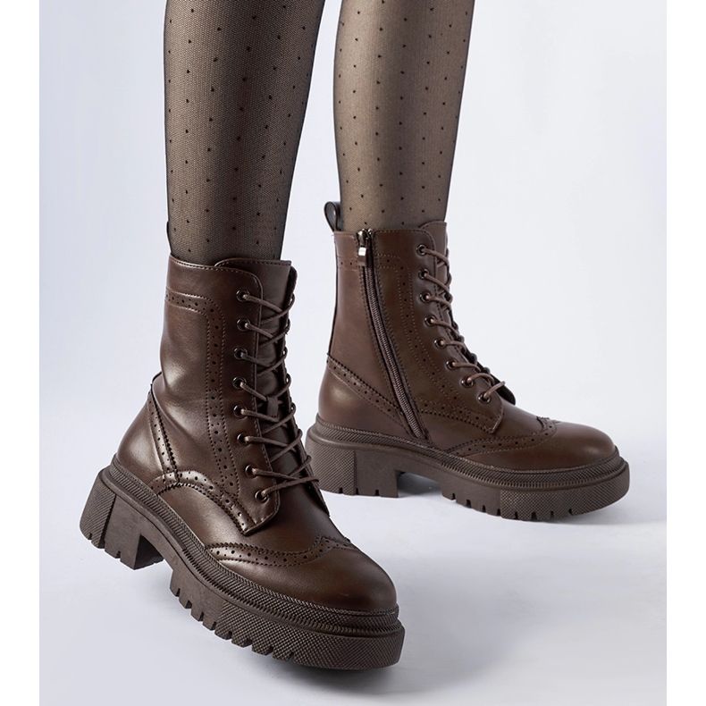 Braune Stiefel mit Nicla-Nähten verziert 1