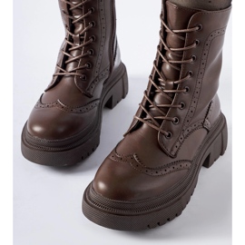 Braune Stiefel mit Nicla-Nähten verziert 2