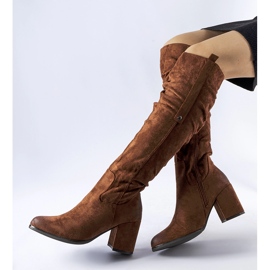 Schokoladenbraune Neve-Stiefel mit hohem Absatz aus Öko-Wildleder 1