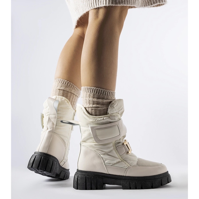Beigefarbene Schneestiefel mit dekorativer Athos-Schnalle 1