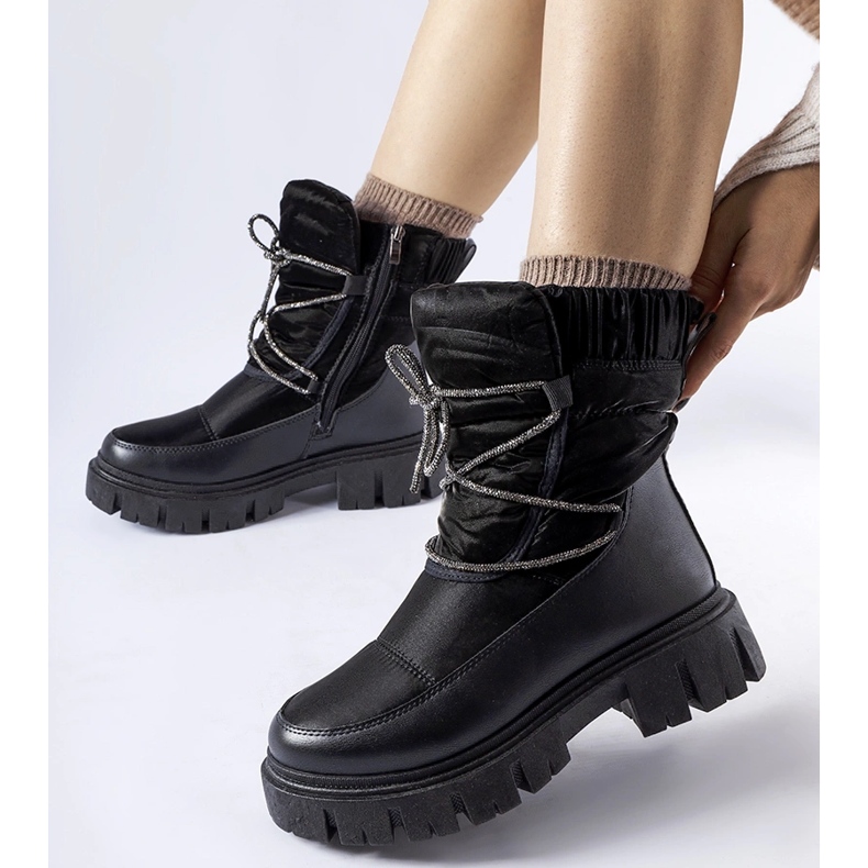 Schwarze Schneestiefel mit Pettenasco-Strasssteinen 1