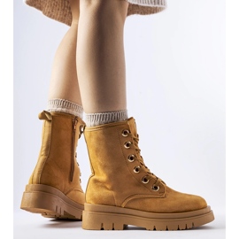 Mit Karamell isolierte Montella-Arbeiter braun 1