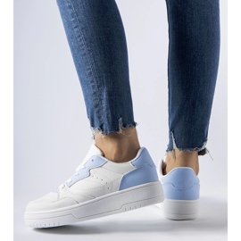 Weiße Sneaker mit blauen Akzenten von Fournie 2