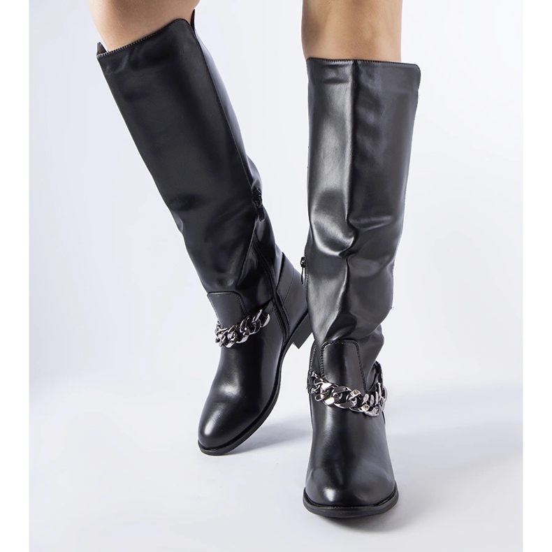 Schwarze isolierte Stiefel mit Millies-Kette 1