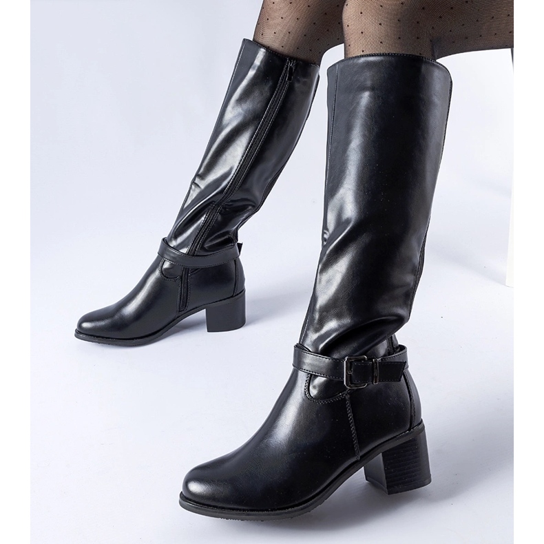 Schwarze Stiefel mit dekorativer Ernest-Schnalle 1