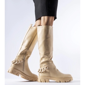 Beige flache Stiefel mit Kette Armand 1