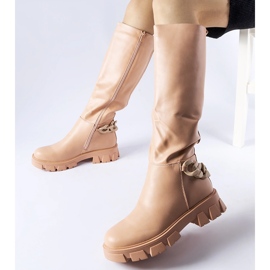 Rosa flache Stiefel mit Kette von Armand 1