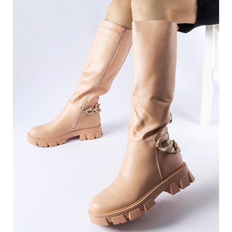 Rosa flache Stiefel mit Kette von Armand 1