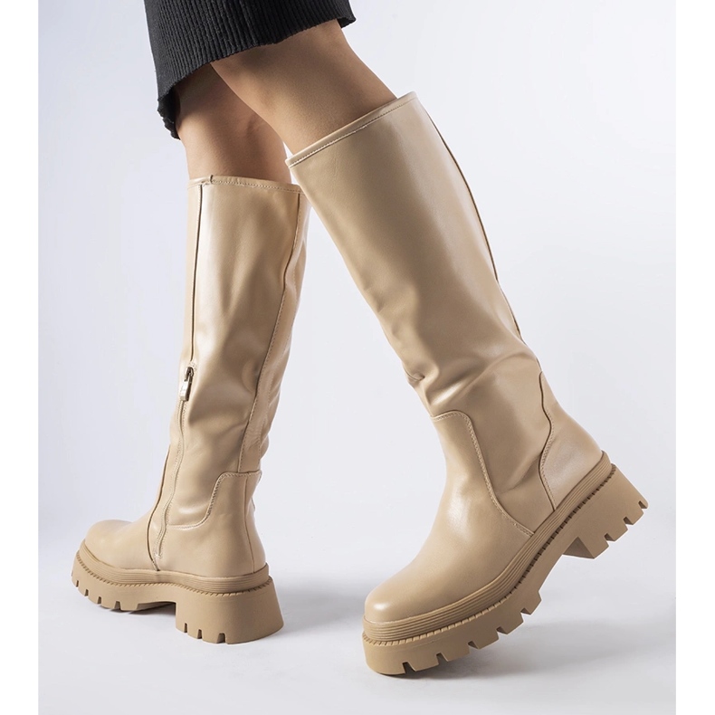 Beige flache klassische Christien-Stiefel 1
