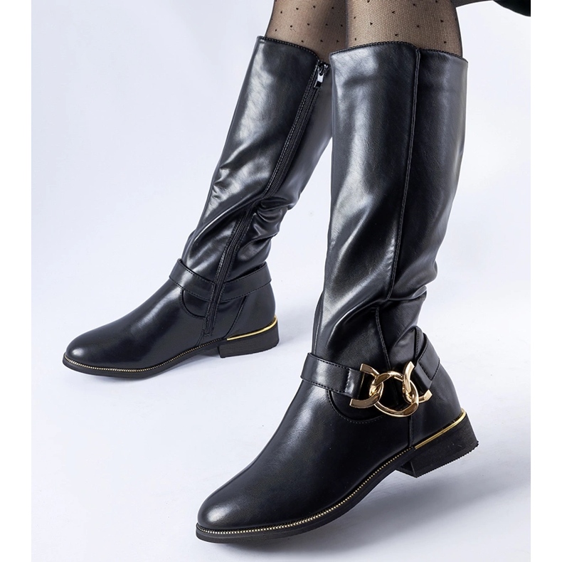 Schwarze isolierte Stiefel, verziert mit einer Ortega-Schnalle 1