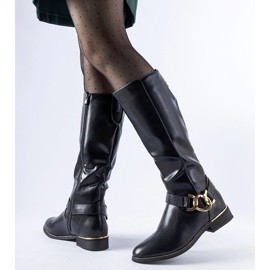 Schwarze isolierte Stiefel, verziert mit einer Ortega-Schnalle 2