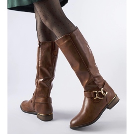 Braune isolierte Stiefel, verziert mit einer Ortega-Schnalle 2