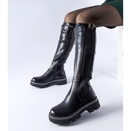 Schwarze, massive Stiefel mit dekorativem Stuart-Gürtel 1