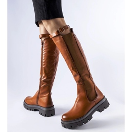 Braune, massive Stiefel, verziert mit einem Stuart-Gürtel 1