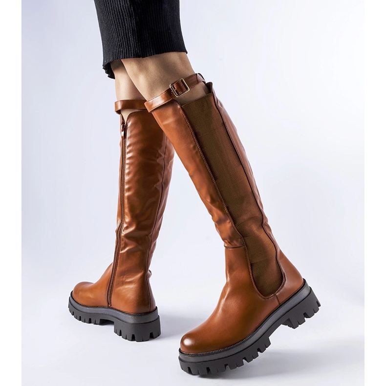 Braune, massive Stiefel, verziert mit einem Stuart-Gürtel 1