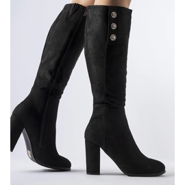 Schwarze Stiefel, verziert mit Lightning-Zirkonen 1