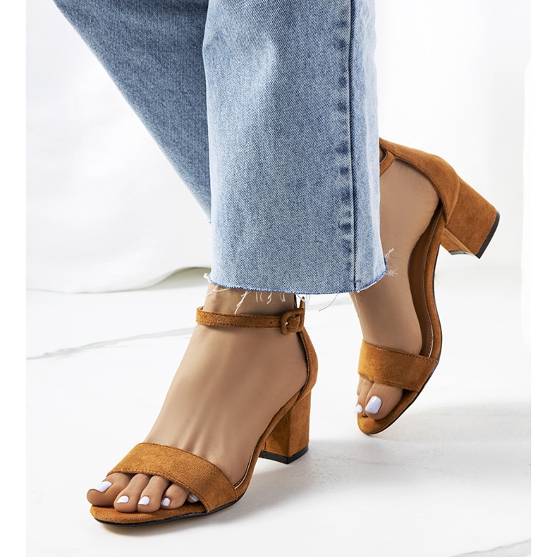 Braune Sandalen auf dem Deshe-Pfosten 1