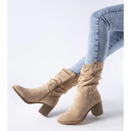 Beige isolierte Cowboystiefel von Filomena 2