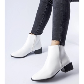 Weiße isolierte Stiefel mit quadratischem Absatz Boris 2