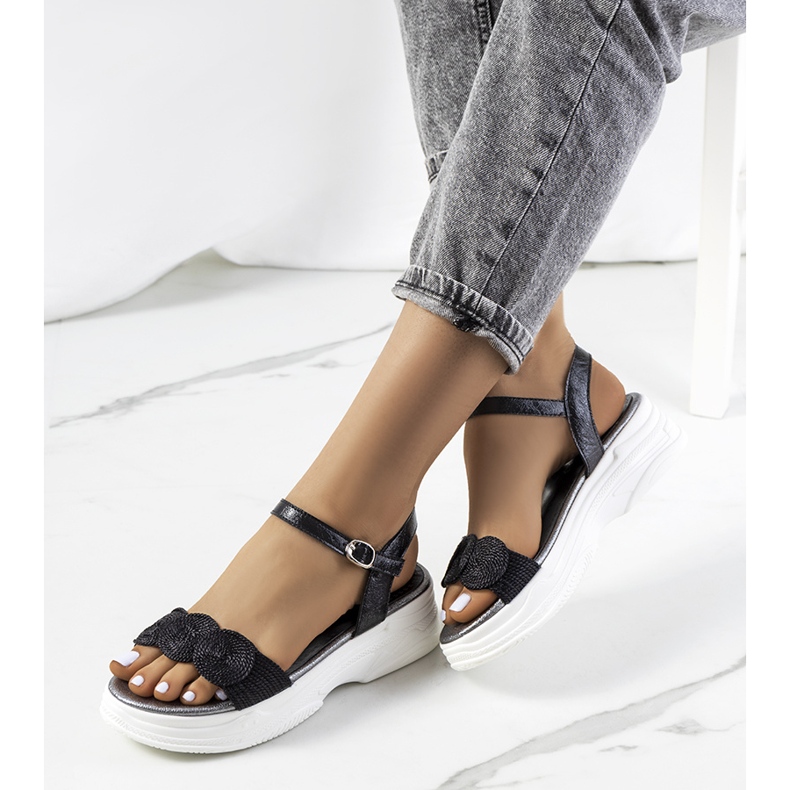 Schwarze Sandalen auf der Nandy-Plattform 1