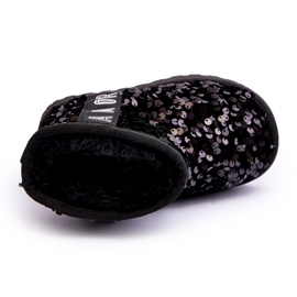 Die Schneestiefel der Mädchen mit schwarzen Pailletten isoliert 2