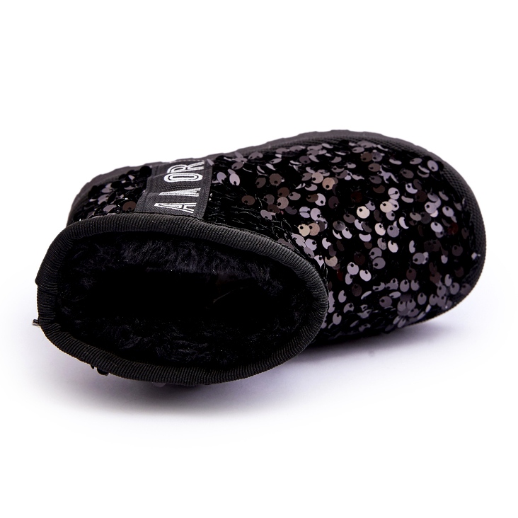 Die Schneestiefel der Mädchen mit schwarzen Pailletten isoliert 2