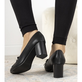 Schwarze Pumps an einem Pfosten aus Alices Öko-Leder 1