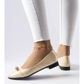 Beige lackierte Ballerinas mit Chaloux-Schleife 1